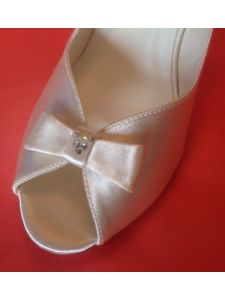 Menyasszonyi cipő, orrra nyitott, strasszos masnival, angol SHADE